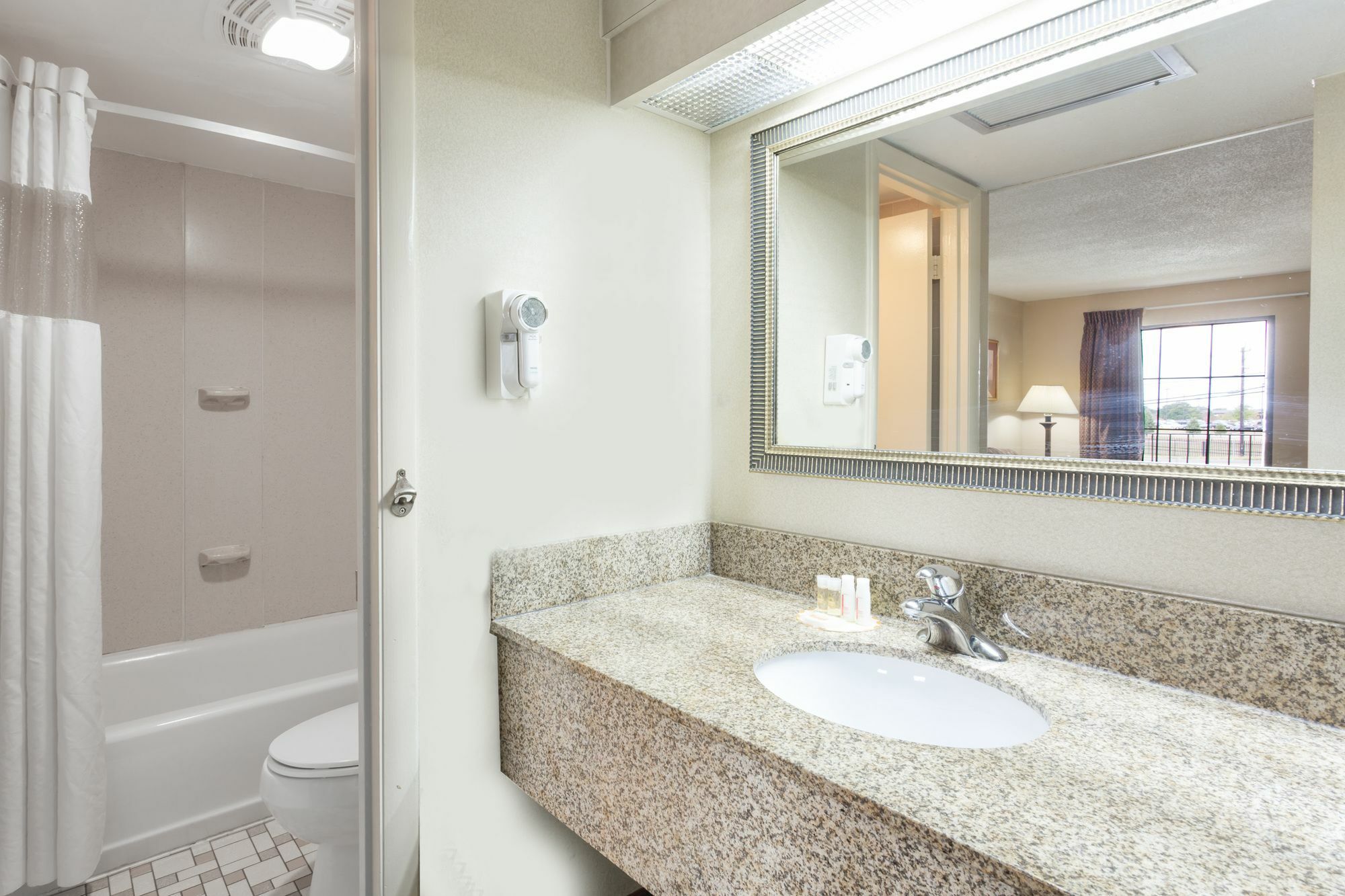 Days Inn By Wyndham Camp Springs Andrews Afb Exteriör bild